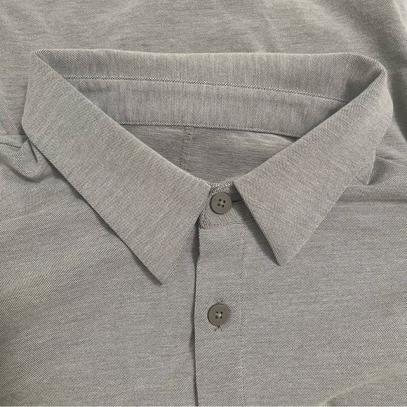 lululemon athletica Men's Casual Gray Button Down Shirt - Picture 4 of 8